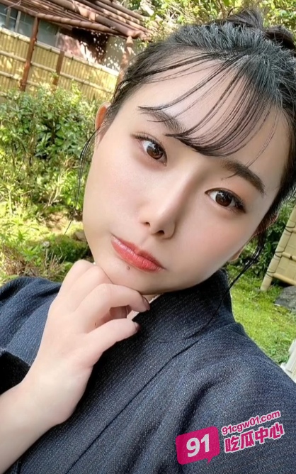 撸管推荐~女服务员替同事赔罪 却被同事背刺沦为客人胯下奴! 配图2