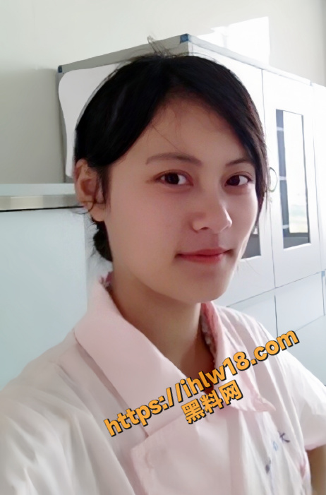 主任的手指就在我的小阴唇上轻轻的捻着，我忍不住进入状态，第一次体验了高潮！