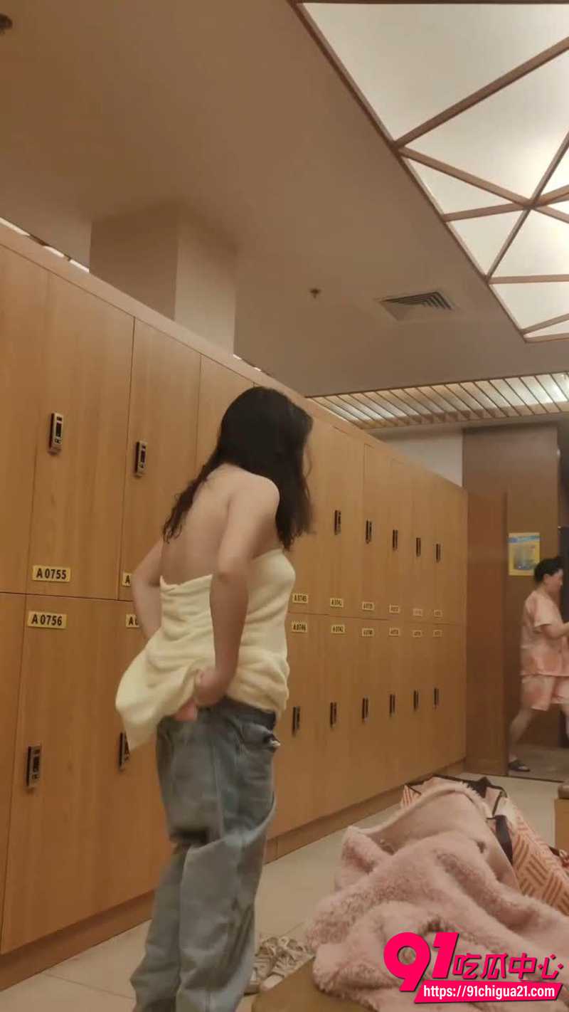 洗浴中心女更衣室偷拍 3