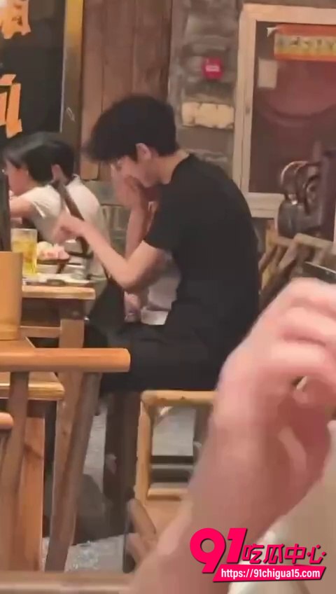 眼镜妹餐厅摸男生鸡巴视频8