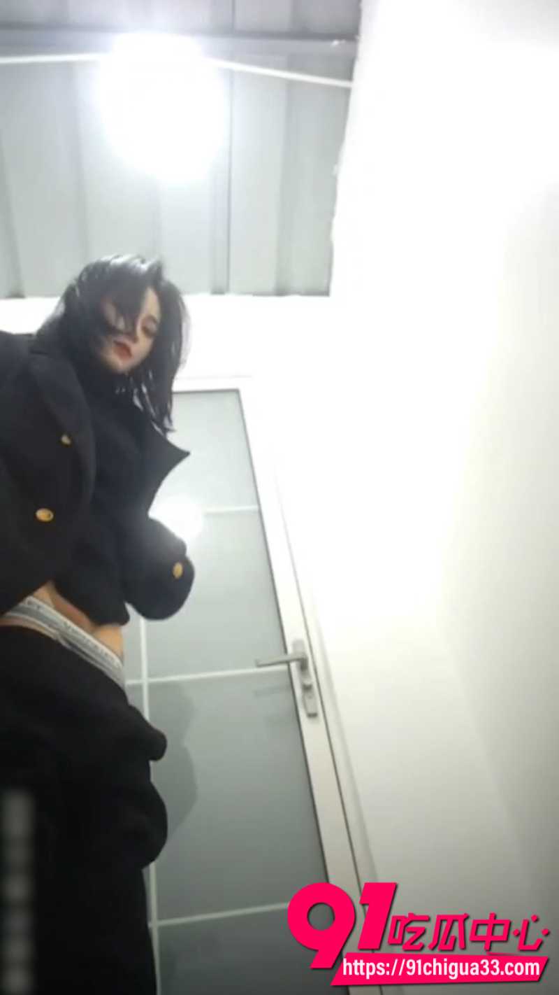 狼友投稿抖音240万粉丝女网红申雪倩在成都莉莉岛上厕所被偷拍17 狼友投稿抖音240万粉丝女网红申雪倩在成都莉莉岛上厕所被偷拍17