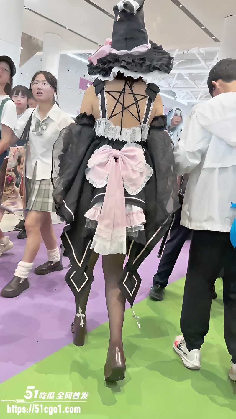 漫展抄底黑丝洛丽塔美女 3