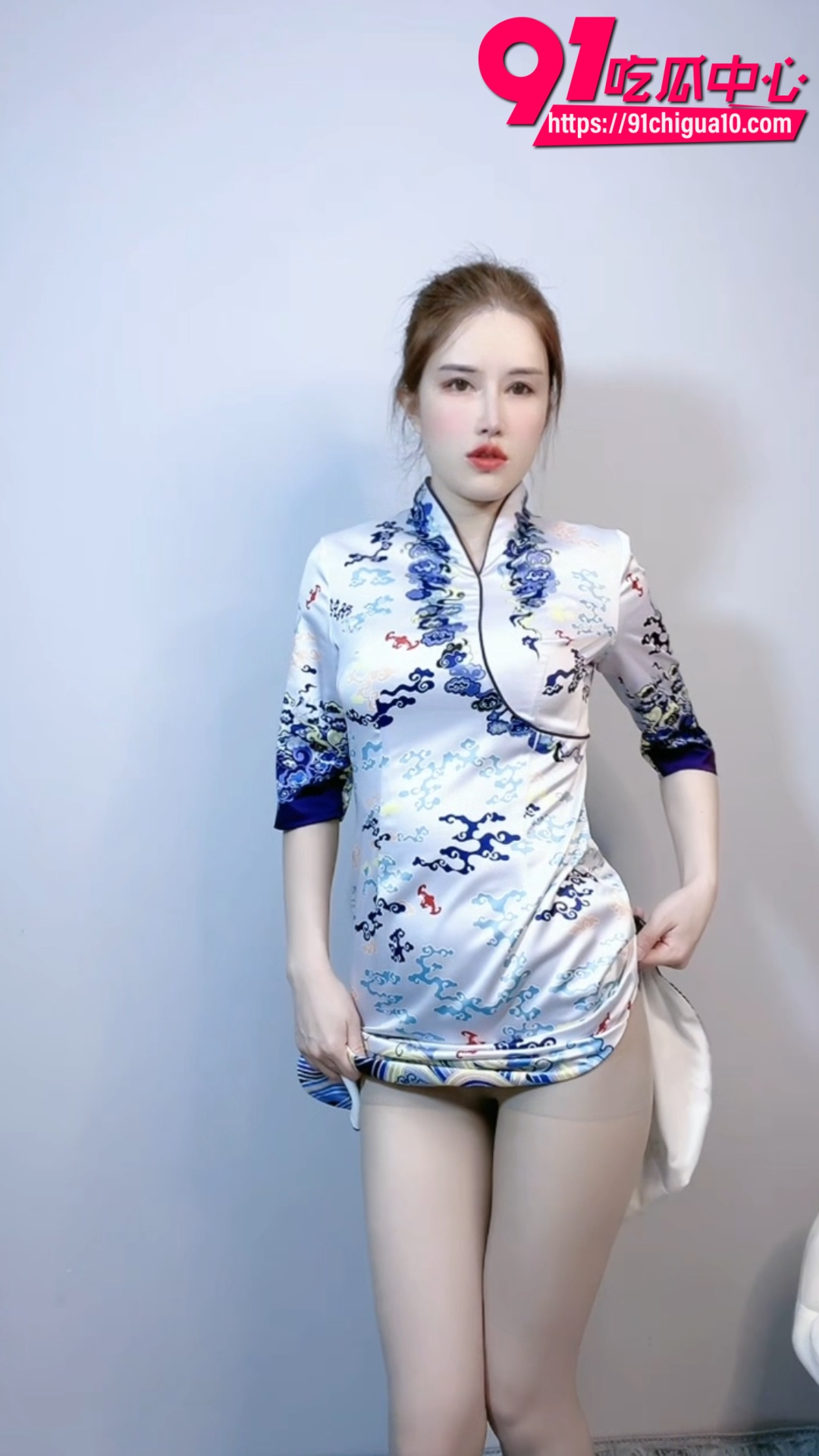 鹿八岁baby福利写真 海航空姐黑色透明蕾丝睡衣双cos 真空爆乳 旗袍开叉馒头逼若隐若现