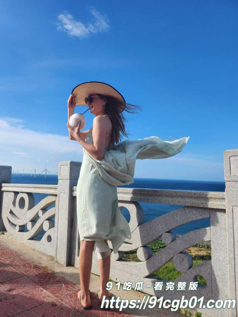 已婚少妇 出轨隔壁邻居 两人旅游同居的路上 在酒店干柴烈火激战连连