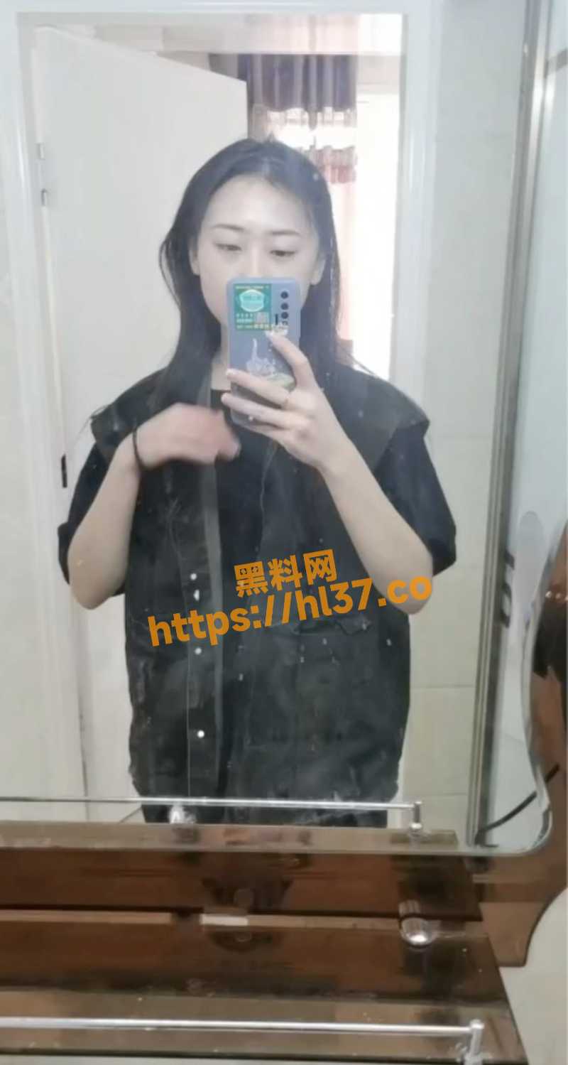 曝光前女友系列之淫荡小母狗还未分手就与别的男人聊骚发裸照！身材苗条甚是可佳！
