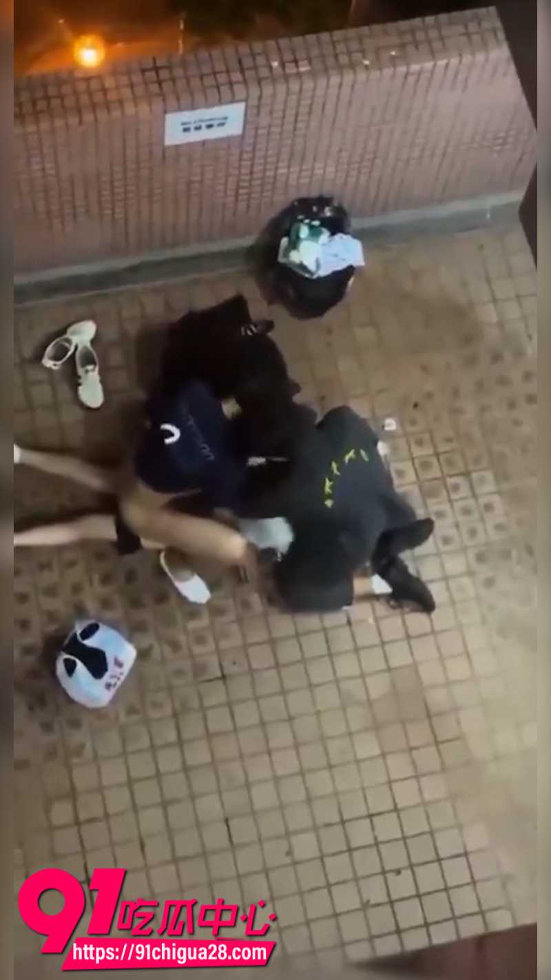 香港屋苑平台年轻人3P现场3 香港屋苑平台年轻人3P现场3