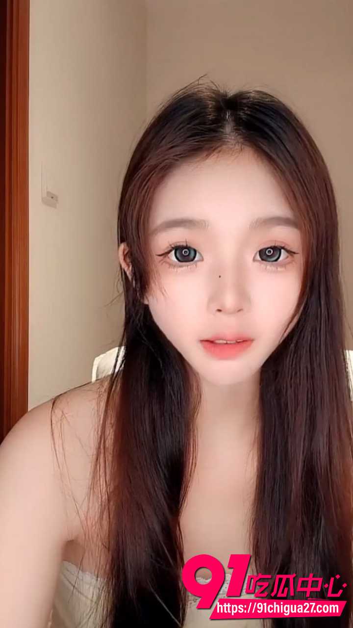 网红主播小馋猫呀清纯可爱 黑丝短裙到户外长裙再到毛绒浴袍多套造型大秀身材
