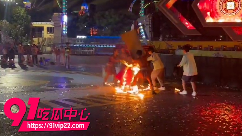 江苏徐州乐园演出突发惨剧女演员表演火裙舞裙摆爆燃瞬间秒变火球5 江苏徐州乐园演出突发惨剧女演员表演火裙舞裙摆爆燃瞬间秒变火球5