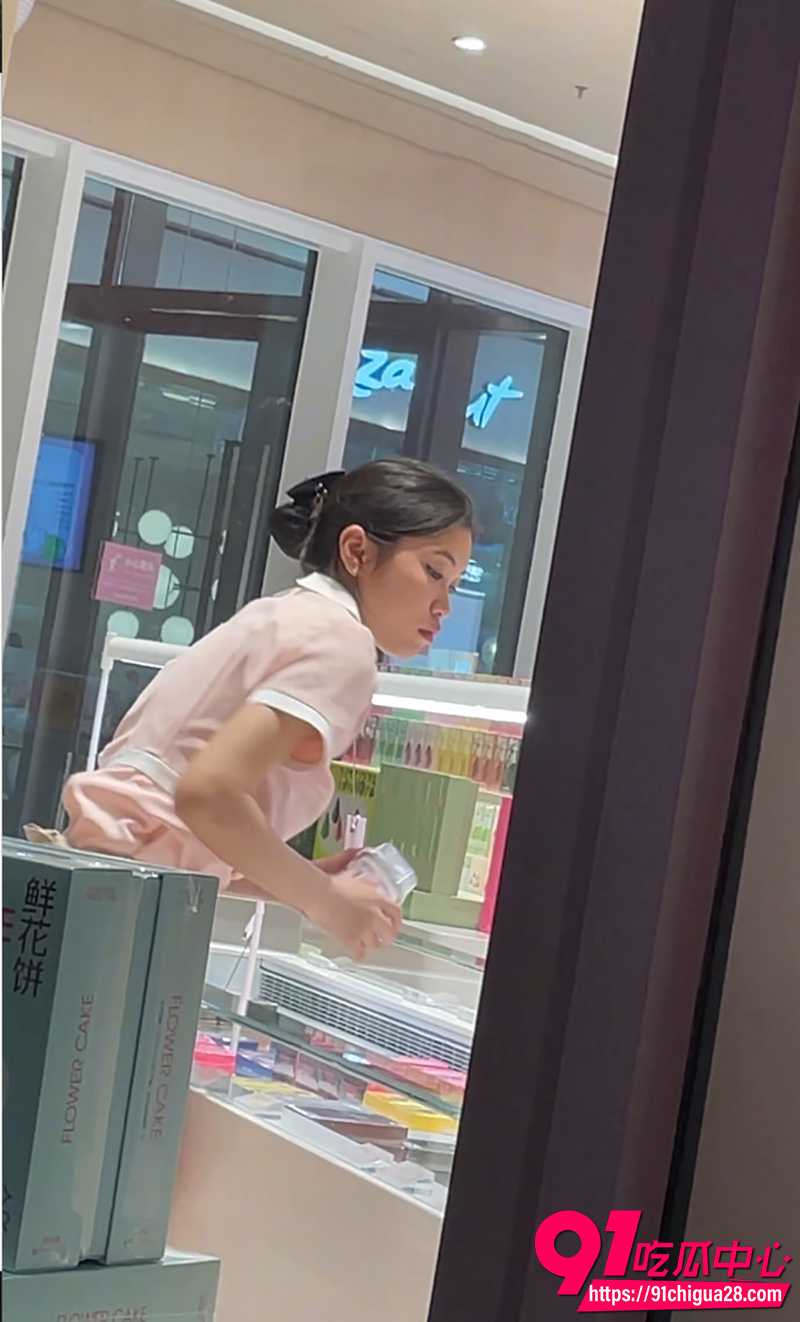 抄底大神偷拍服务员 3 抄底大神偷拍服务员 3