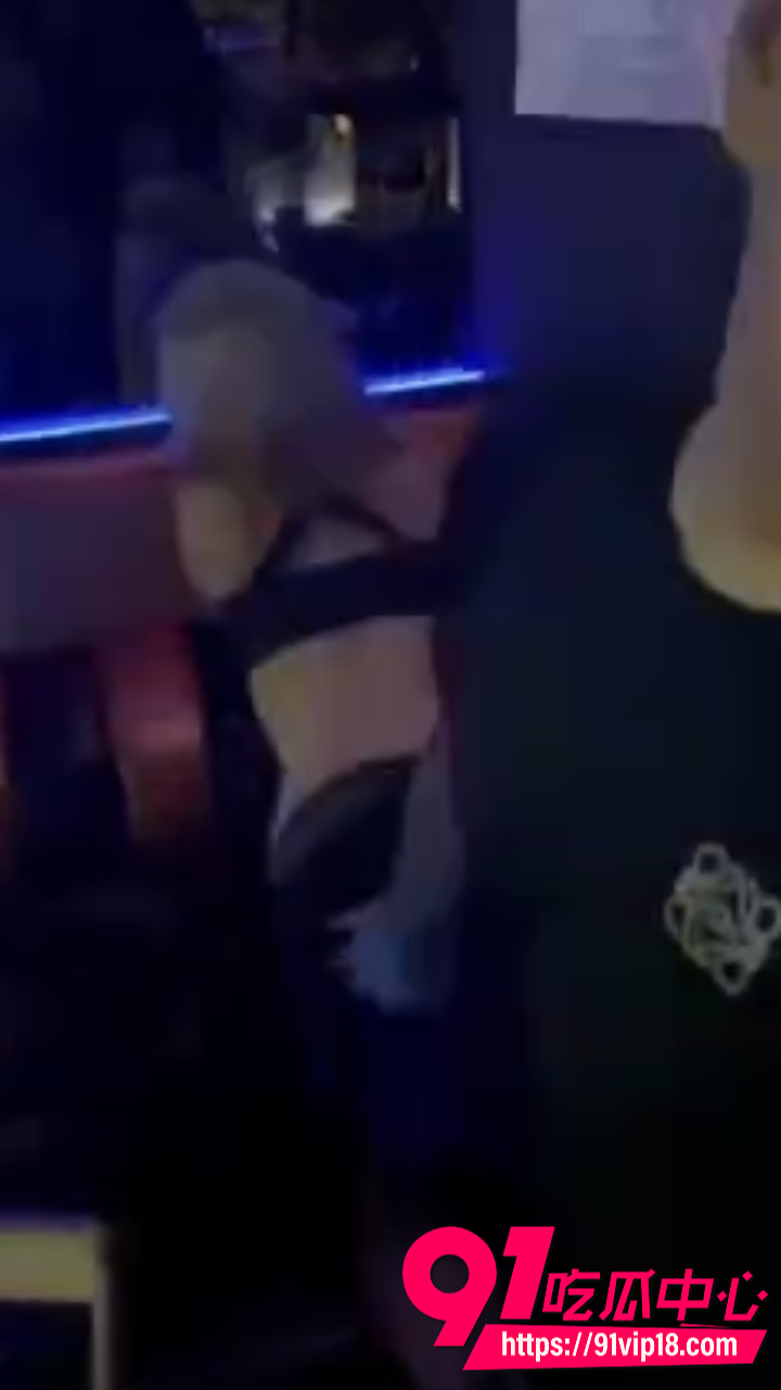 台中酒吧妹子当众脱裤6 台中酒吧妹子当众脱裤6