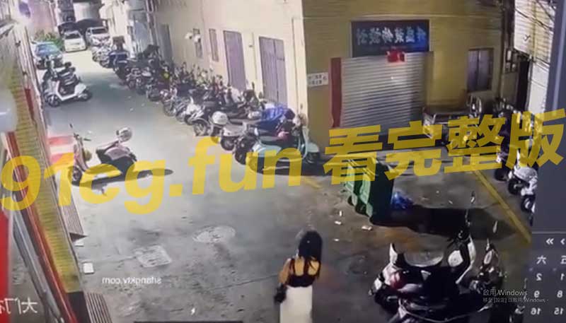 女子街头遭一男子侵犯 画面流出 男子当街动手动脚太猖狂 网友直呼太渴