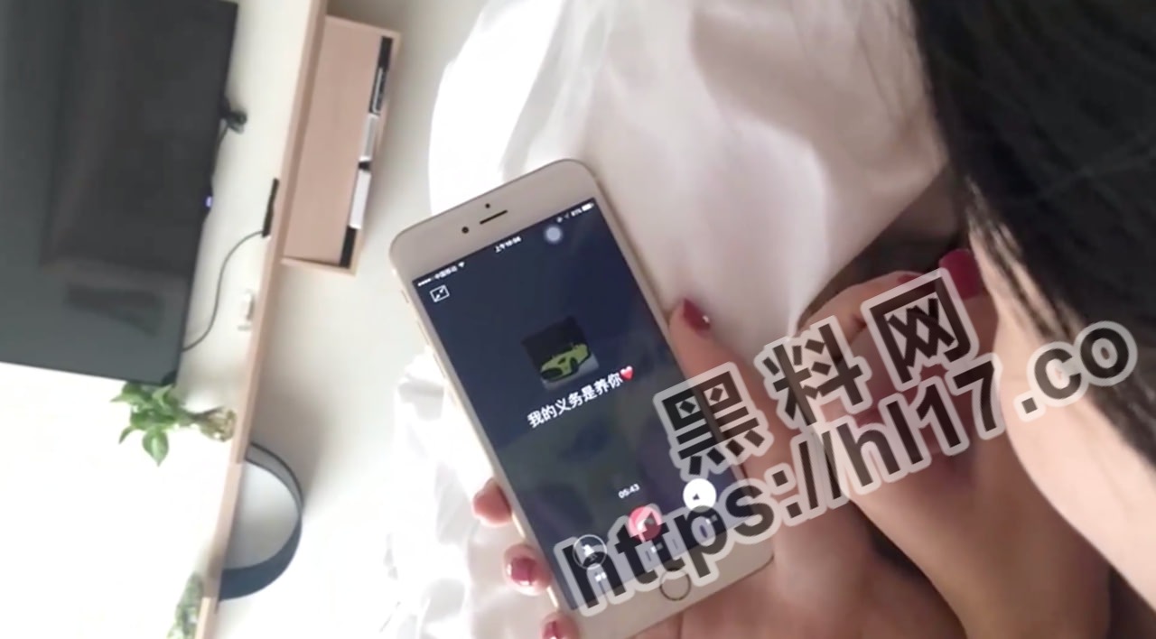 颜值担当大学生妹妹一边全自动与金主打桩另一边和自己的舔狗打着语音电话！