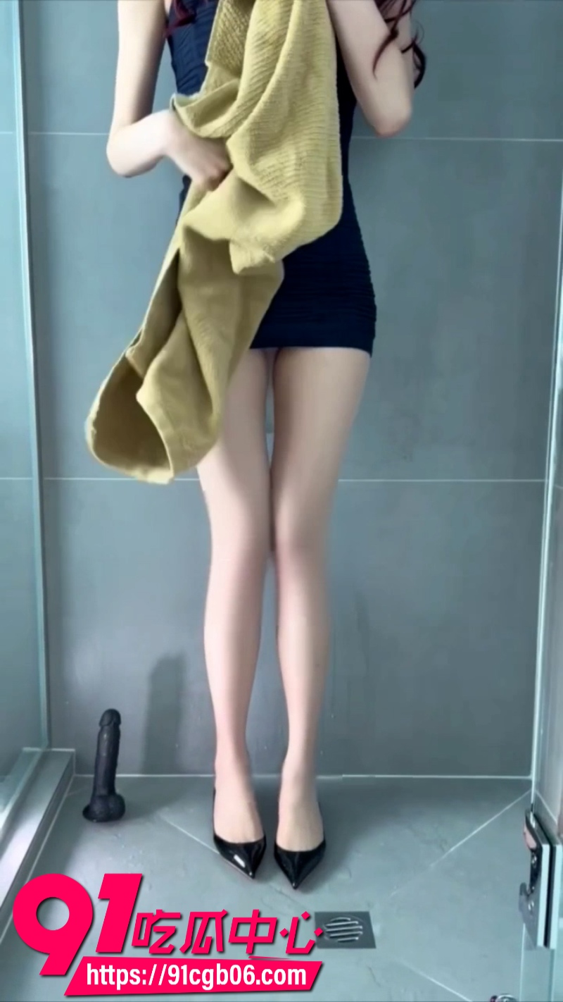 猫猫碎冰冰 饰演饥渴小姨 身材丰满的白嫩性感御姐在卫生间自慰 勾引亲侄子偷情乱伦
