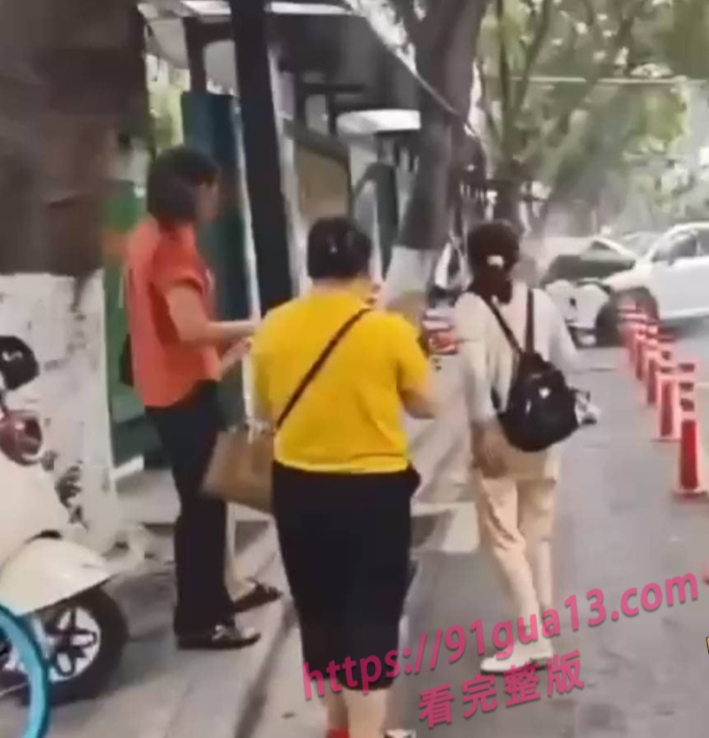 广州64岁司机低头玩手机酿出灿烈车祸!3死3伤现场视频曝光!血腥慎点! 配图5
