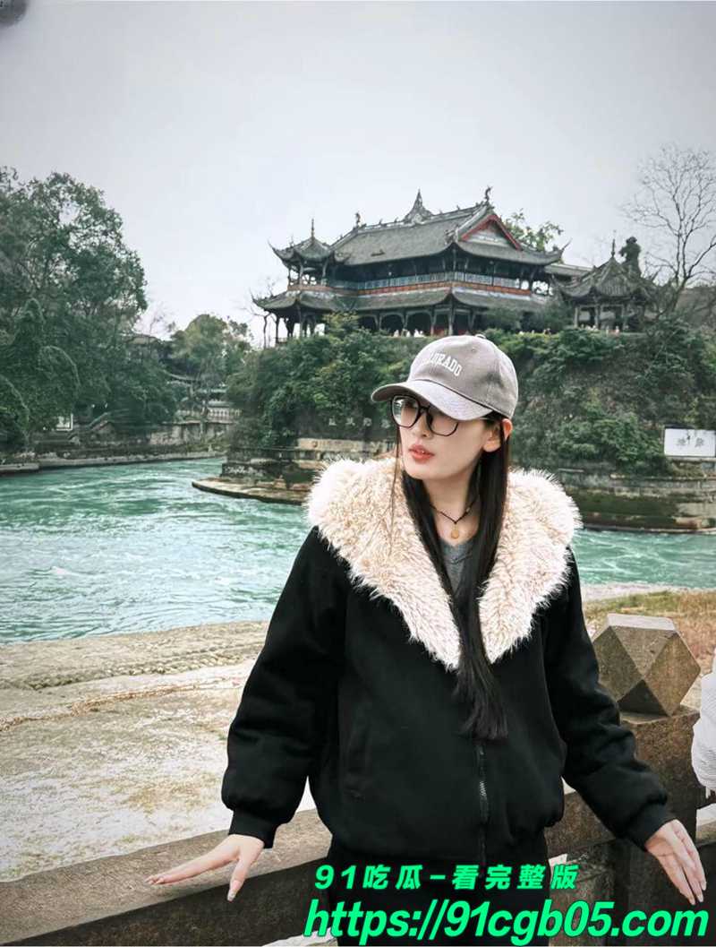 山西工商学院李子彦 开档黑丝写真流出 人前精明能干的学生会干部 人后竟是反差母狗