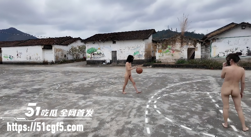 户外露出博主 cikaimoon 与闺蜜全裸篮球场激战3 户外露出博主 cikaimoon 与闺蜜全裸篮球场激战3
