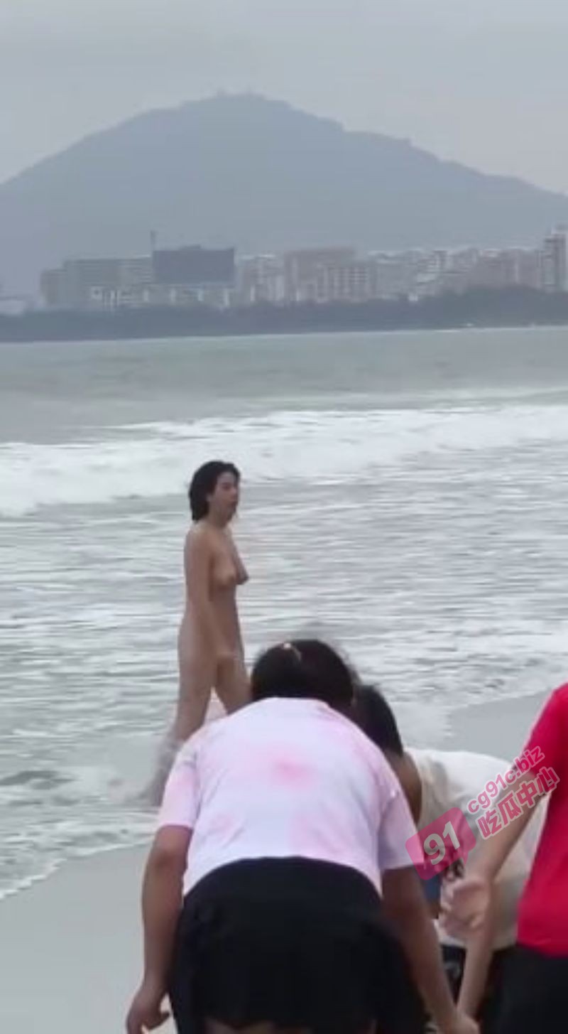 三亚湾裸女事件～ 裸女兴奋转圈 小孩面前裸露拍照丝毫不掩饰很开放！