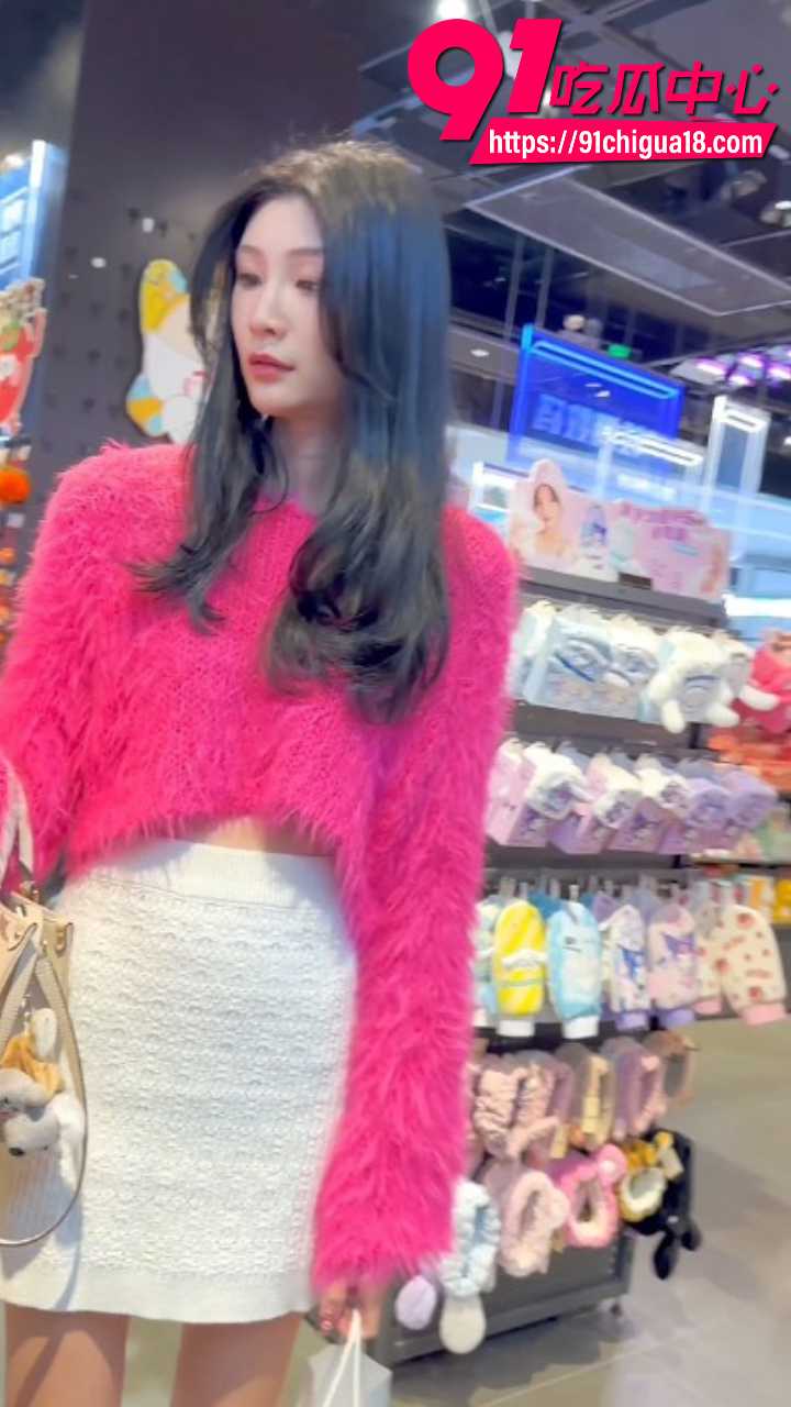 抄底大神KFC商场猎艳极品美女 粉毛衣白短裙逛玩具店 黑内裤意外曝光