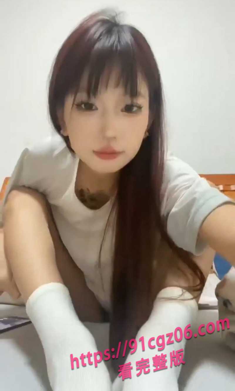 高中辍学的快手精神小妹 在网上兼职福利姬拍片赚钱
