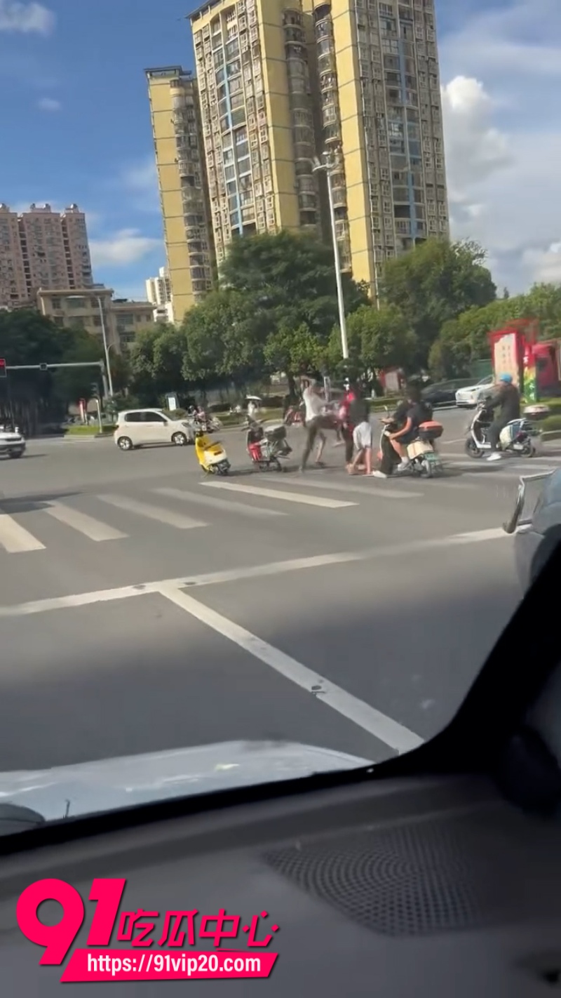 精神小伙等红绿灯大战外卖小哥0 精神小伙等红绿灯大战外卖小哥0