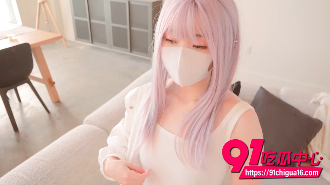 OnlyFans女神玩偶姐姐新作 在沙发上道具狂震白虎嫩穴诱惑拉满