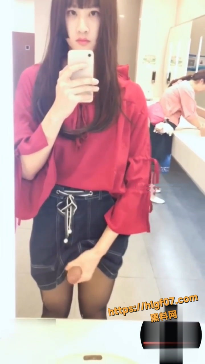 京圈女装大佬 女厕所当着众人的面自慰拍摄视频 短裙黑丝下巨物狂撸 大胆程度让人直呼过瘾！