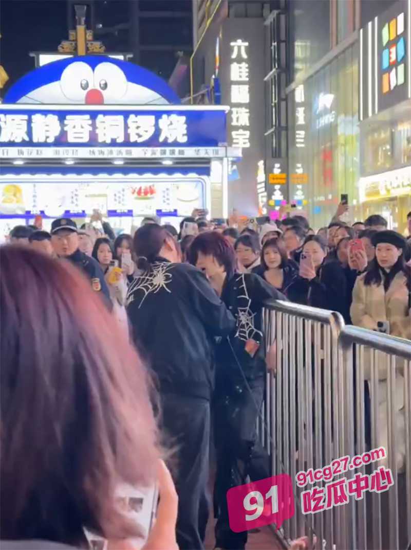 辽宁沈阳中街情侣吵架事件 男方吃软饭还出轨 现场混乱场面一度失控！ 配图