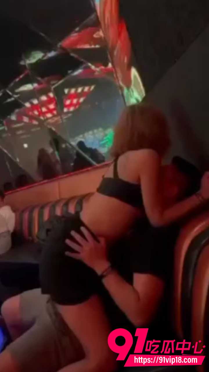 台中酒吧妹子当众脱裤4 台中酒吧妹子当众脱裤4
