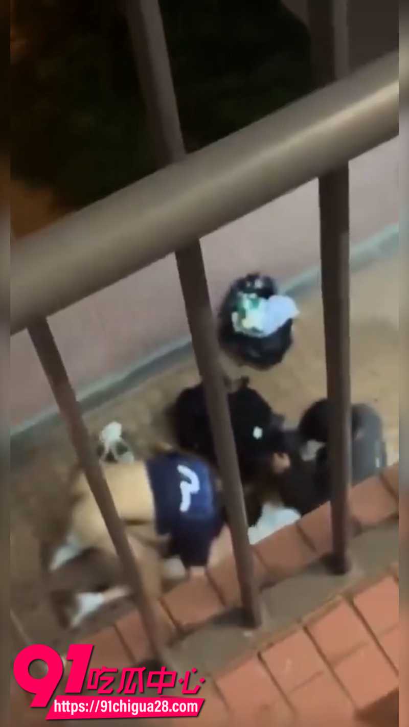香港屋苑平台3P性爱派对被曝光 这是嗨多了还是游戏惩罚 旁若无人的上演天台淫乱狂欢