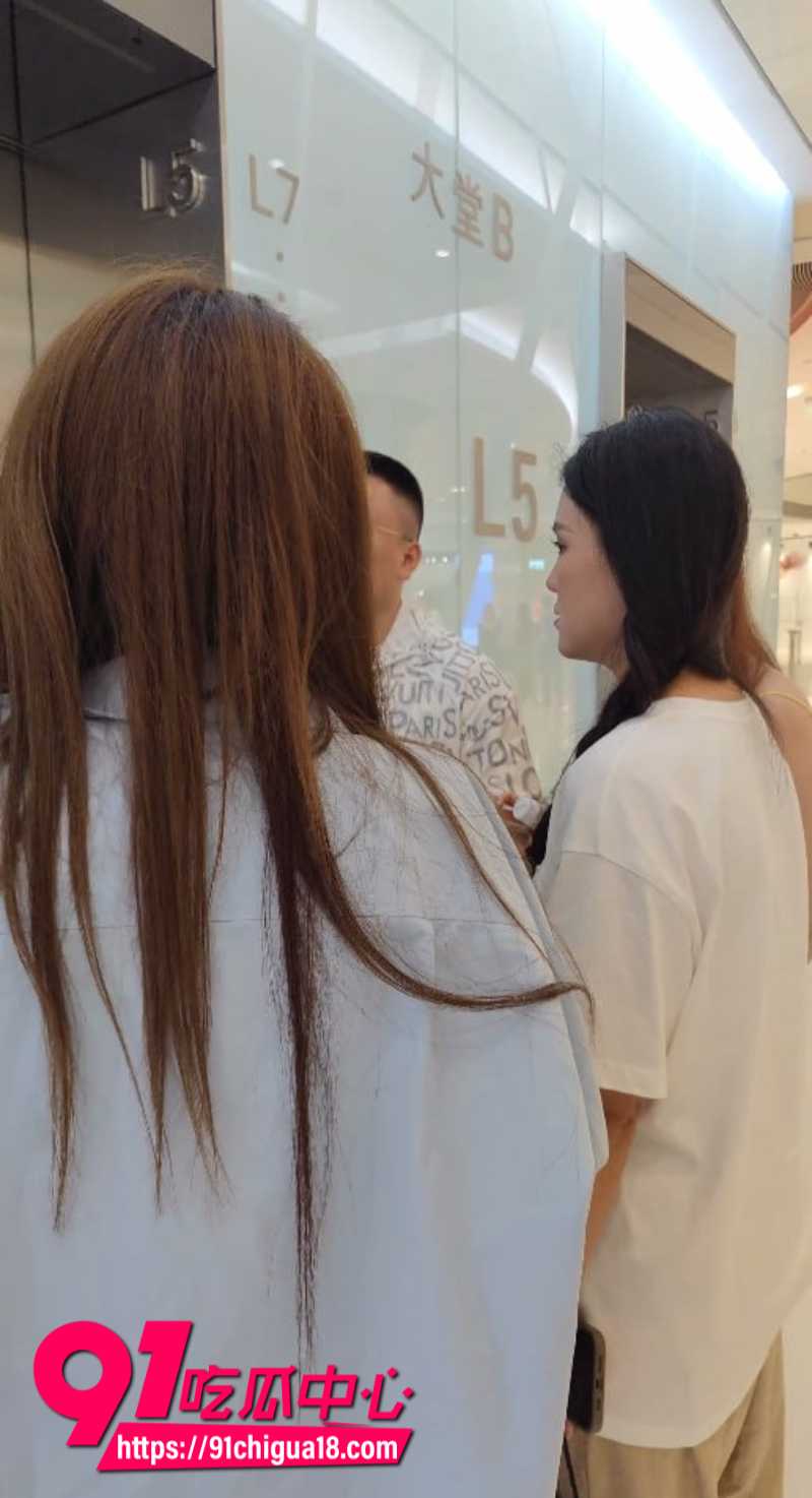 抄底大神商场尾随长腿嫩妹极限偷拍5 抄底大神商场尾随长腿嫩妹极限偷拍5