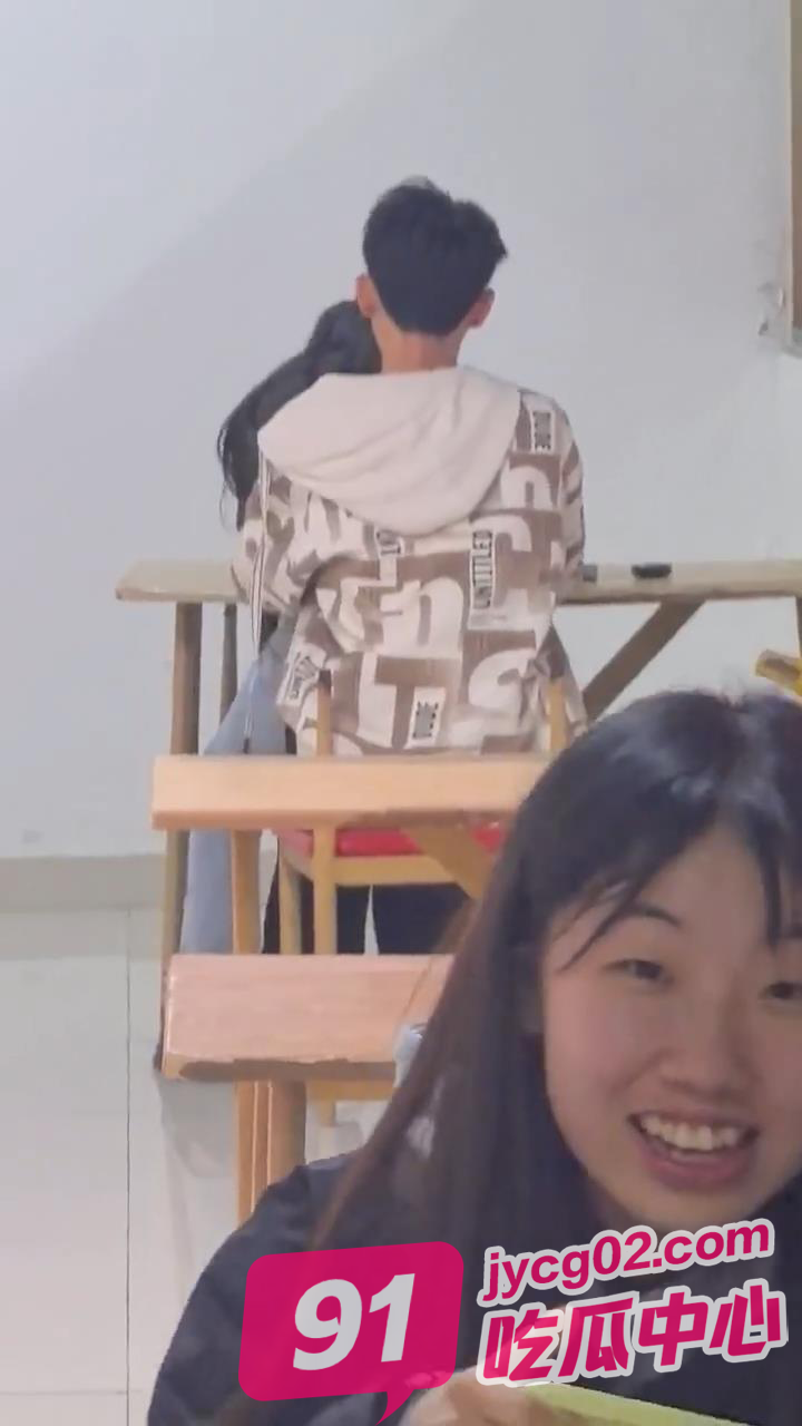 做自己的爱让别人拍去吧 小情侣餐馆欲火高涨无视路人激情互啃~
