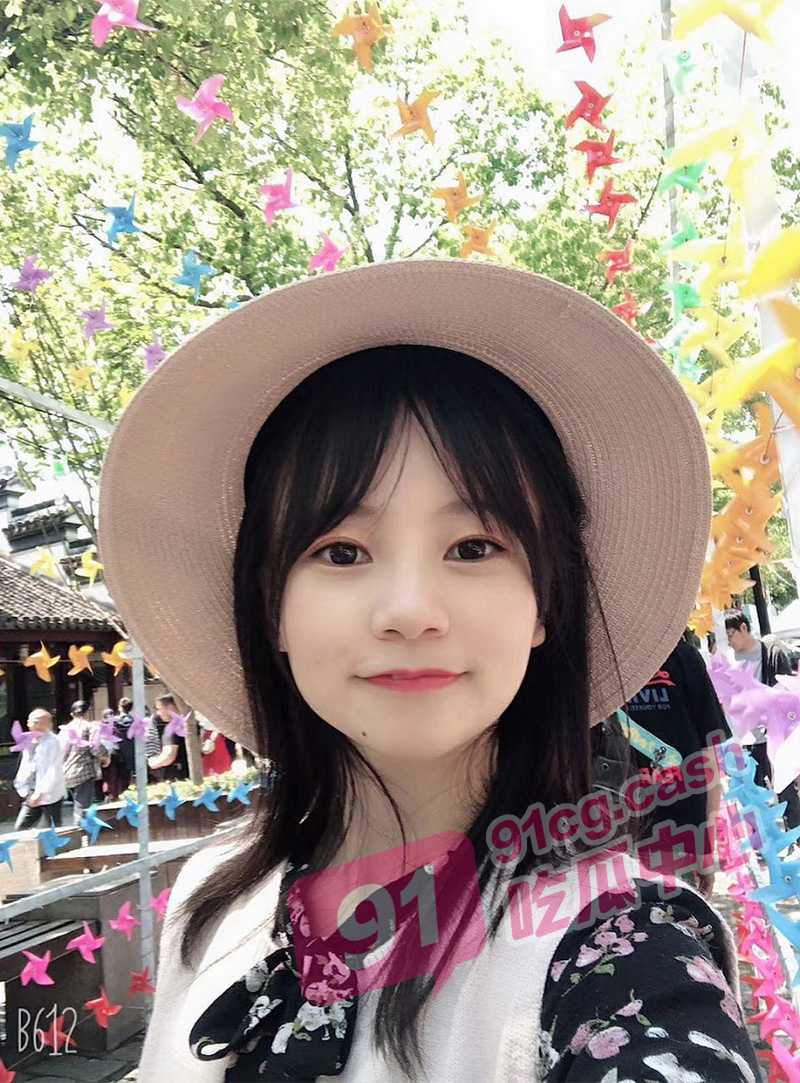 青涩清纯的妹子跟渣男谈恋爱被拍视频 分手被报复流出视频 全家人都知道了！