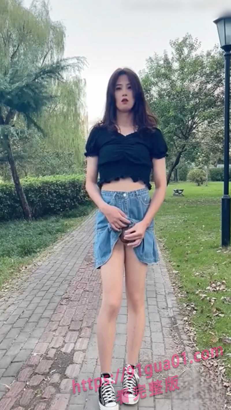 伪娘CDxiaoxun公园露出 边走边撸火辣身段若隐若现！