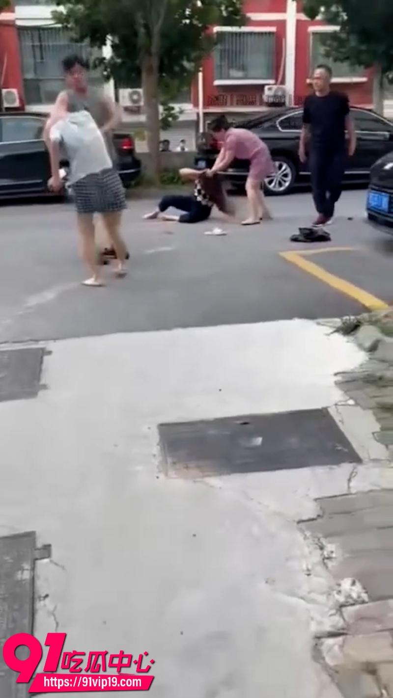 山东德州乐陵嘉诚黄金水岸小区发生一起持刀抓小三事件0