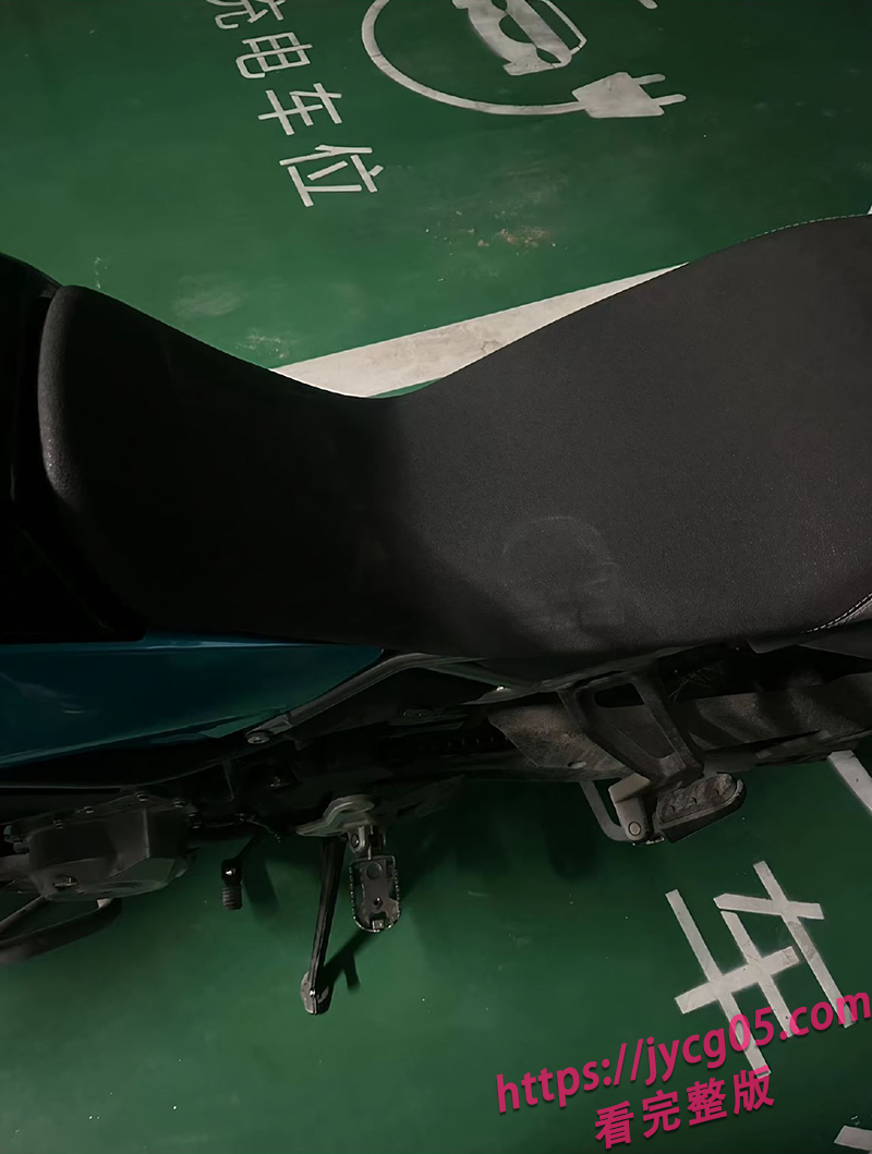 理想车主屡次霸占车位！摩托车主怒揭女车主嚣张行为！交警：管不了！ 配图4