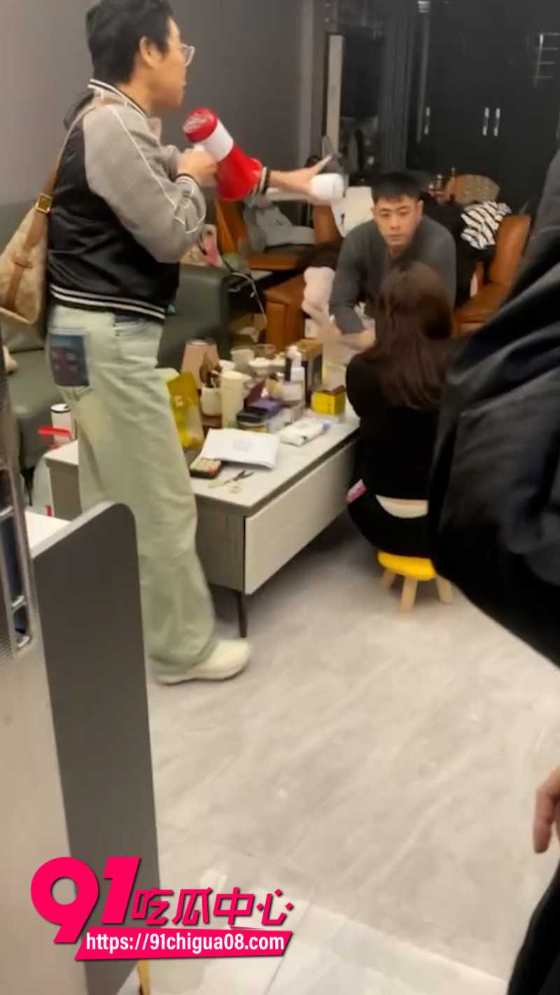 潮汕帽子叔叔出轨被原配抓奸在床8