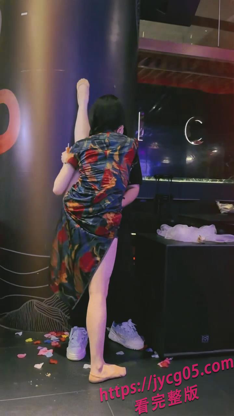 传说中的腿咚!这难度没几年舞蹈功底做不出来!