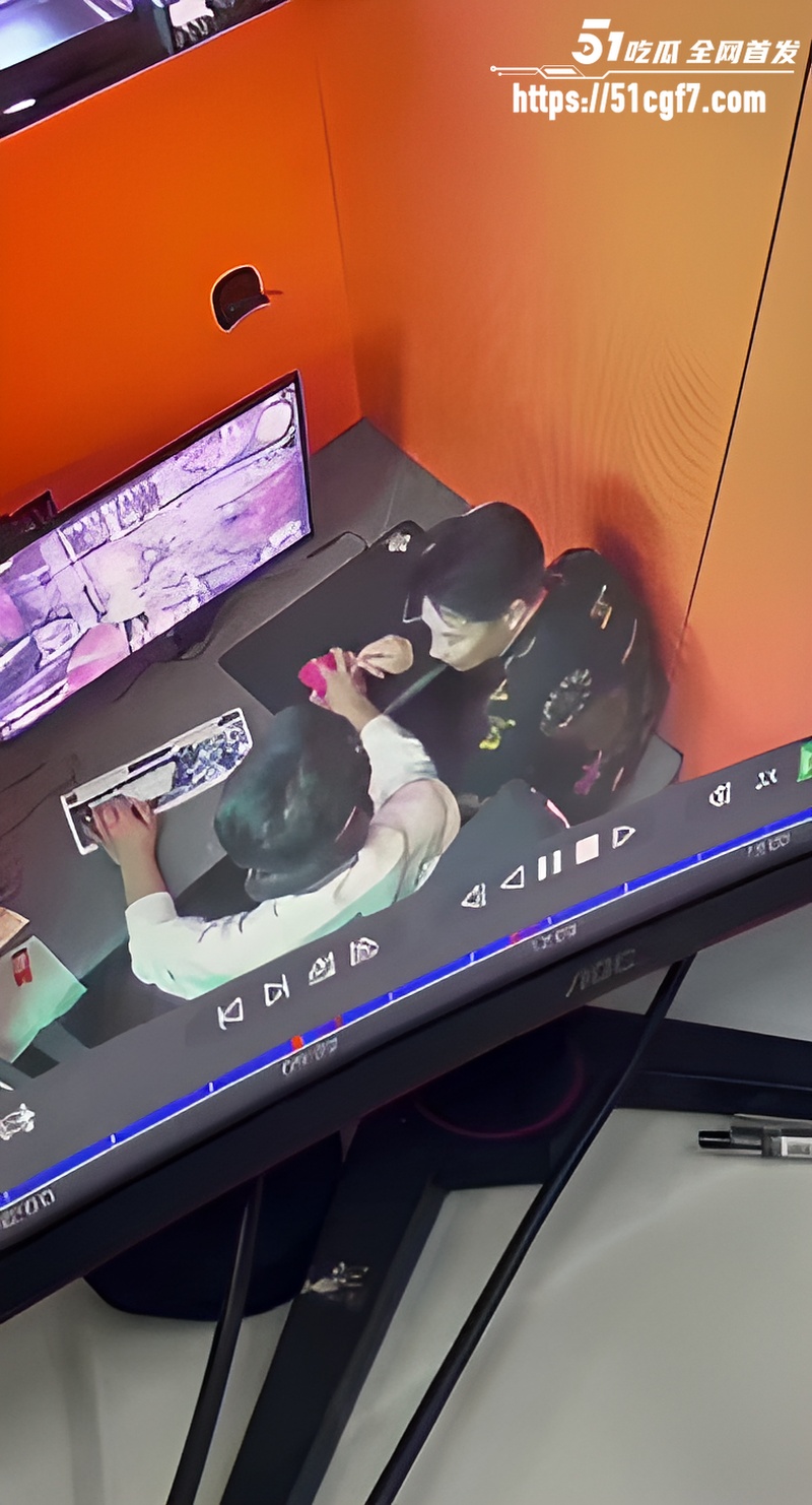 网吧包间上演猎奇一幕 1 网吧包间上演猎奇一幕 1