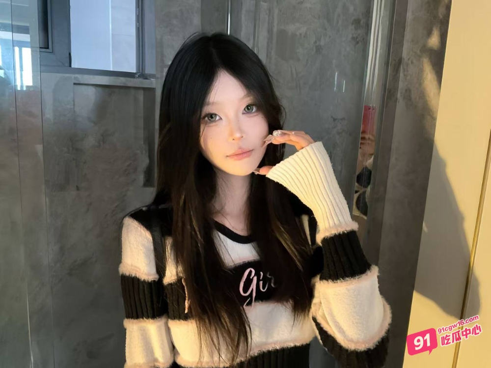 上海名媛雅馨在商场卫生间与健身教练口爱 明明很爽但不敢叫出声！ 配图2