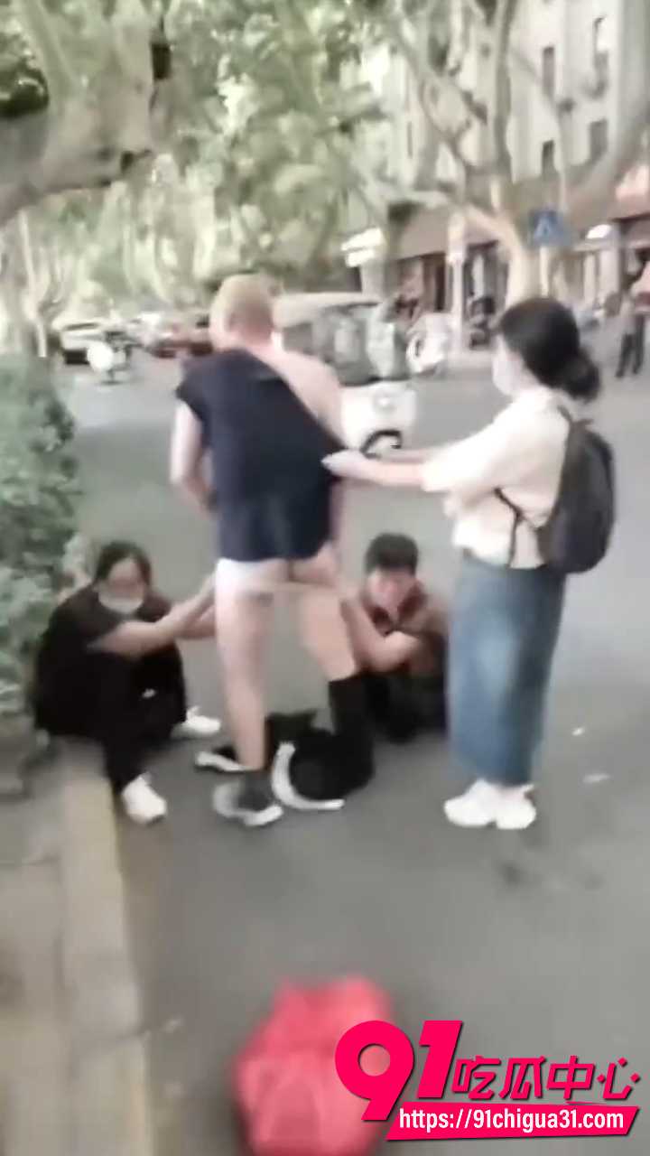 三个女干部街头围住上访老头5