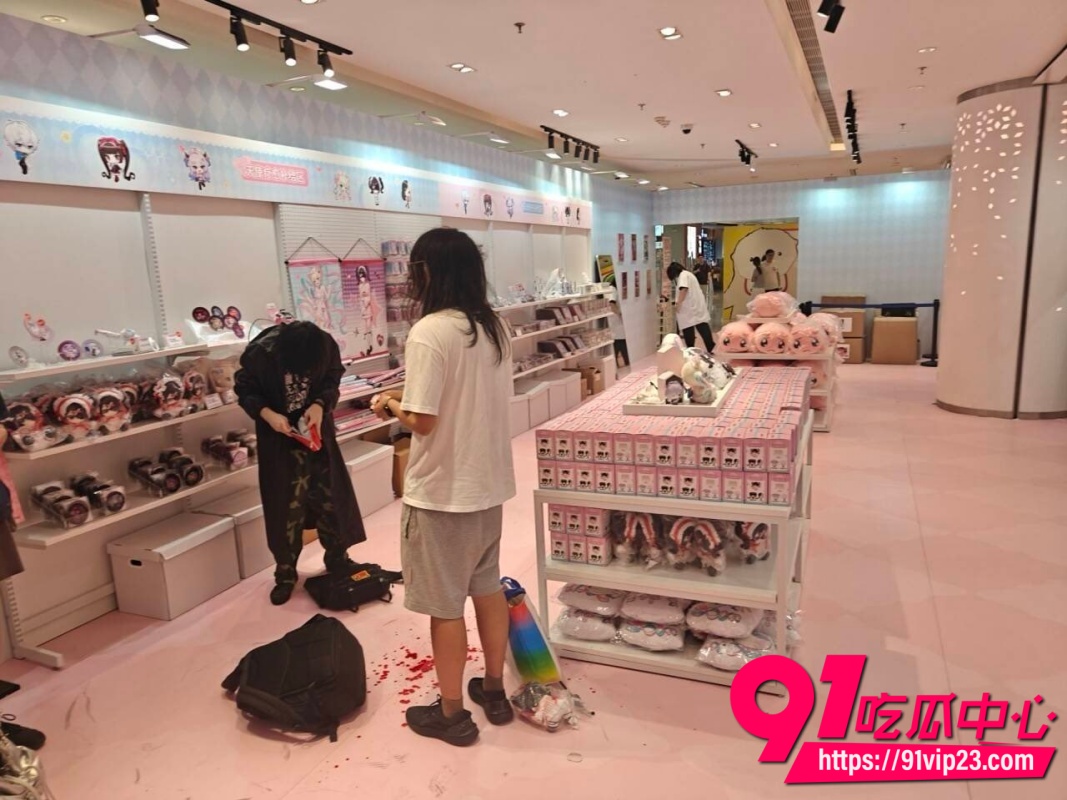 上海南京西路新世界城 主播女孩重度依赖快闪店 突发持刀伤人事件 人已经被警察当场抓住