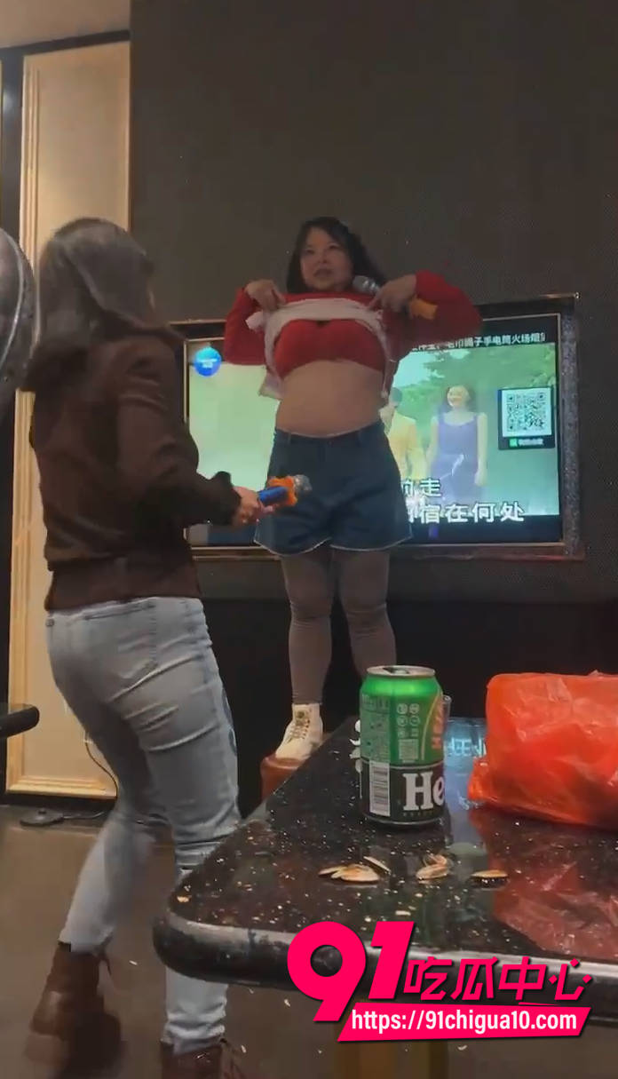 KTV惊现红衣大妈站凳狂舞 又是掀衣自摸又是话筒插逼 一旁啤酒满地 把包厢玩成成人版春晚 简直不要太野了!