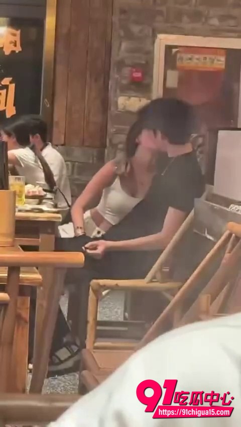 眼镜妹餐厅摸男生鸡巴视频2
