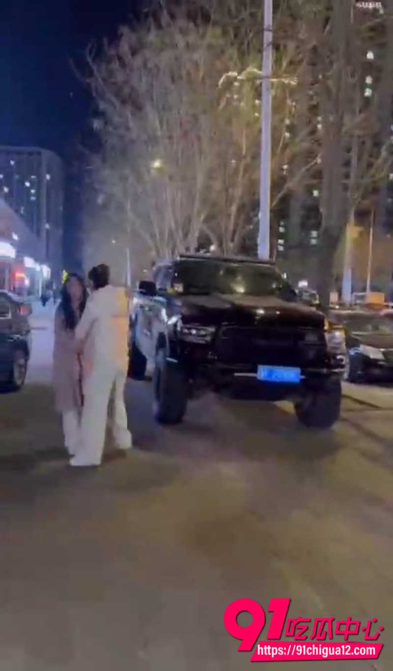 原配街头怒抓小三7