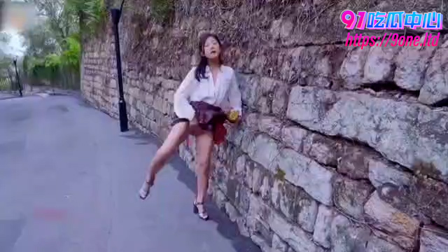 带着跳蛋逛公园!清晨的公园偶遇骚妇 紧夹跳蛋高潮喷射!