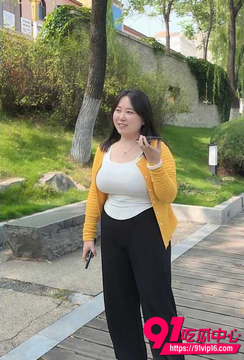 海角大神妈妈的味道 趁干妈不在家 猛操老妈的吊钟乳闺蜜 穴肉一张一合带出晶莹液体!