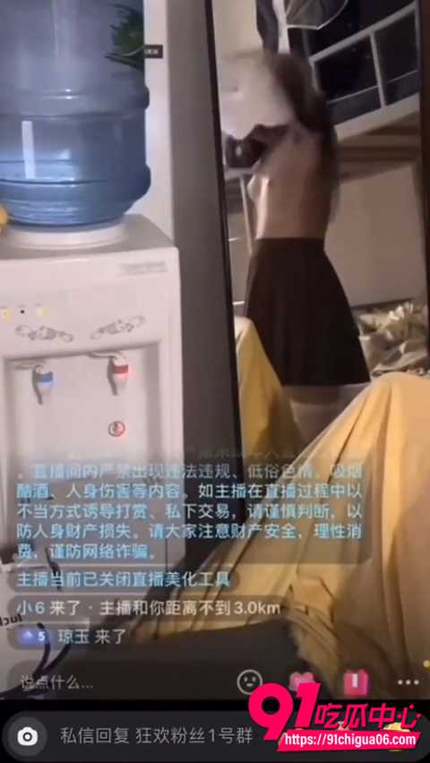 偷拍室友换衣服走光5