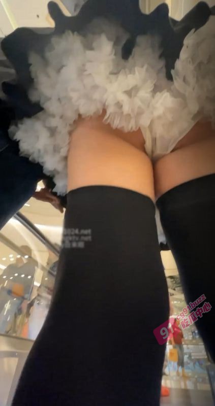 裙底偷拍～小吃街抄底性感美女 身穿淫荡齐逼裙 被闷骚男友当众扣挠淫穴！