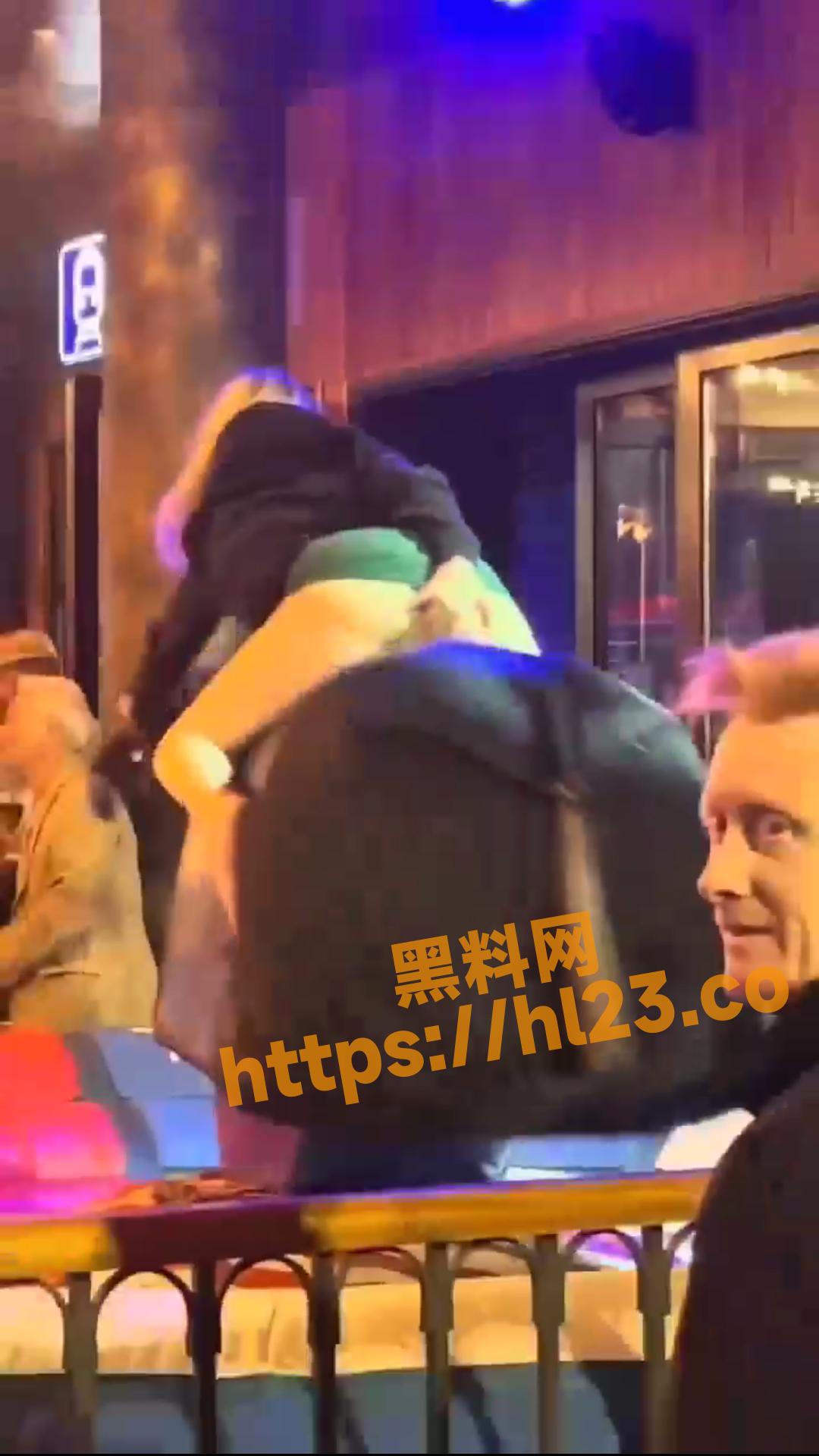 还是国外的商场会玩，裸着下半身就跑去坐公牛，逼都被看光了