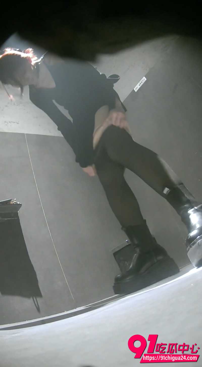酒吧女厕前景偷拍  6